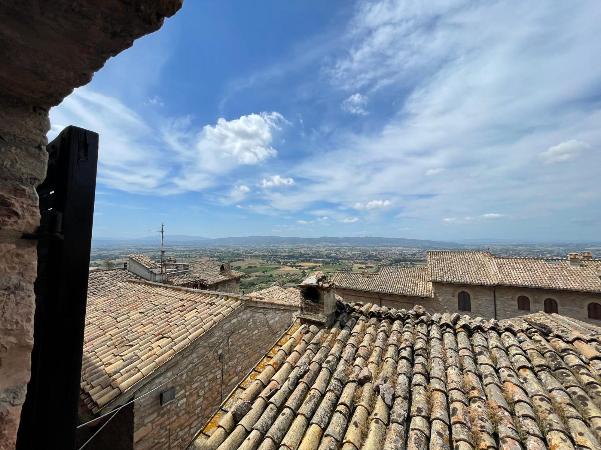 Happy House - Porta San Giacomo Apartment อัสซิซี ภายนอก รูปภาพ