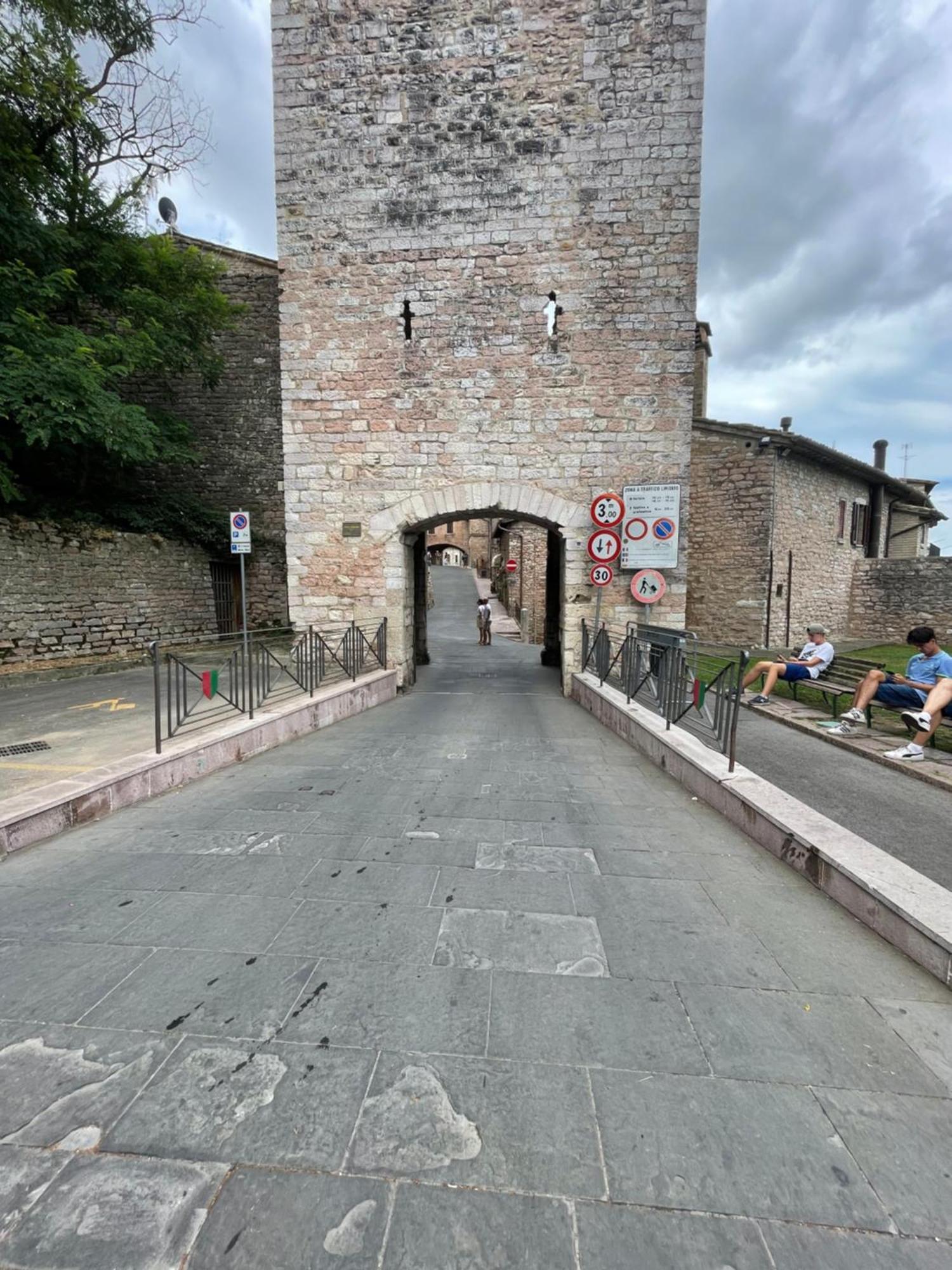 Happy House - Porta San Giacomo Apartment อัสซิซี ภายนอก รูปภาพ